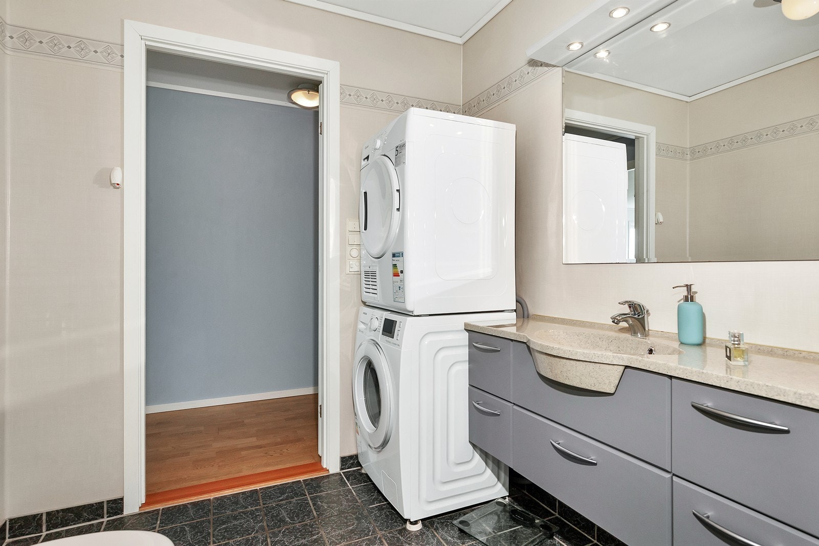 Stort baderomsmøbel og plass til vaskemaskin og tørketrommel Galleribilde