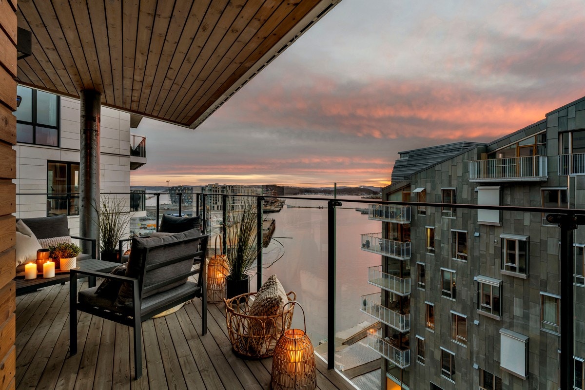Montert terrassevarmer for sene kvelder. Galleribilde