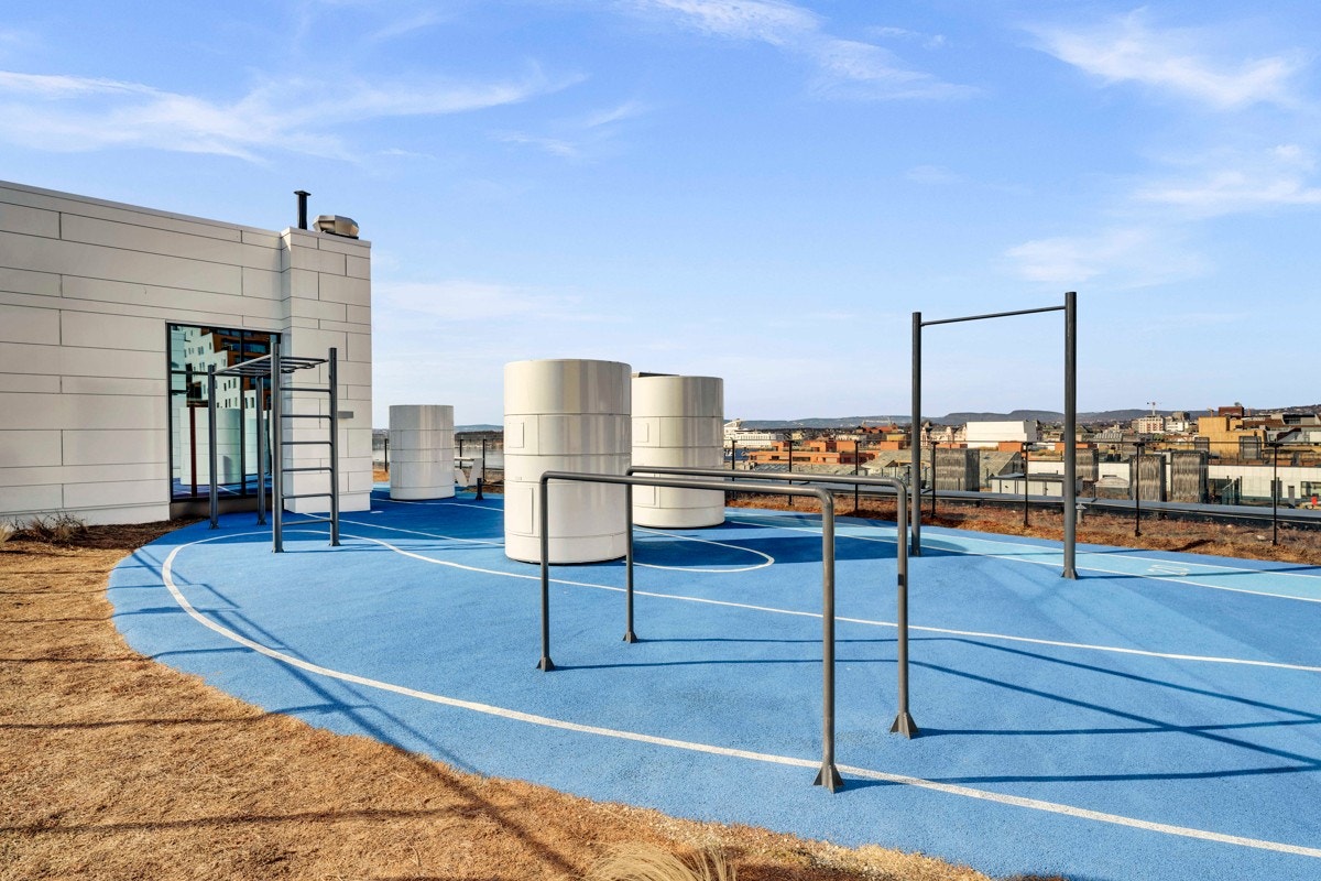 Deler av takterrassen er utstyr med "utegym" Galleribilde