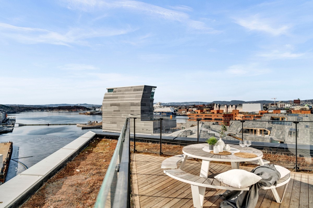 Felles takterrasse med nydelig utsyn og sol hele dagen. Galleribilde