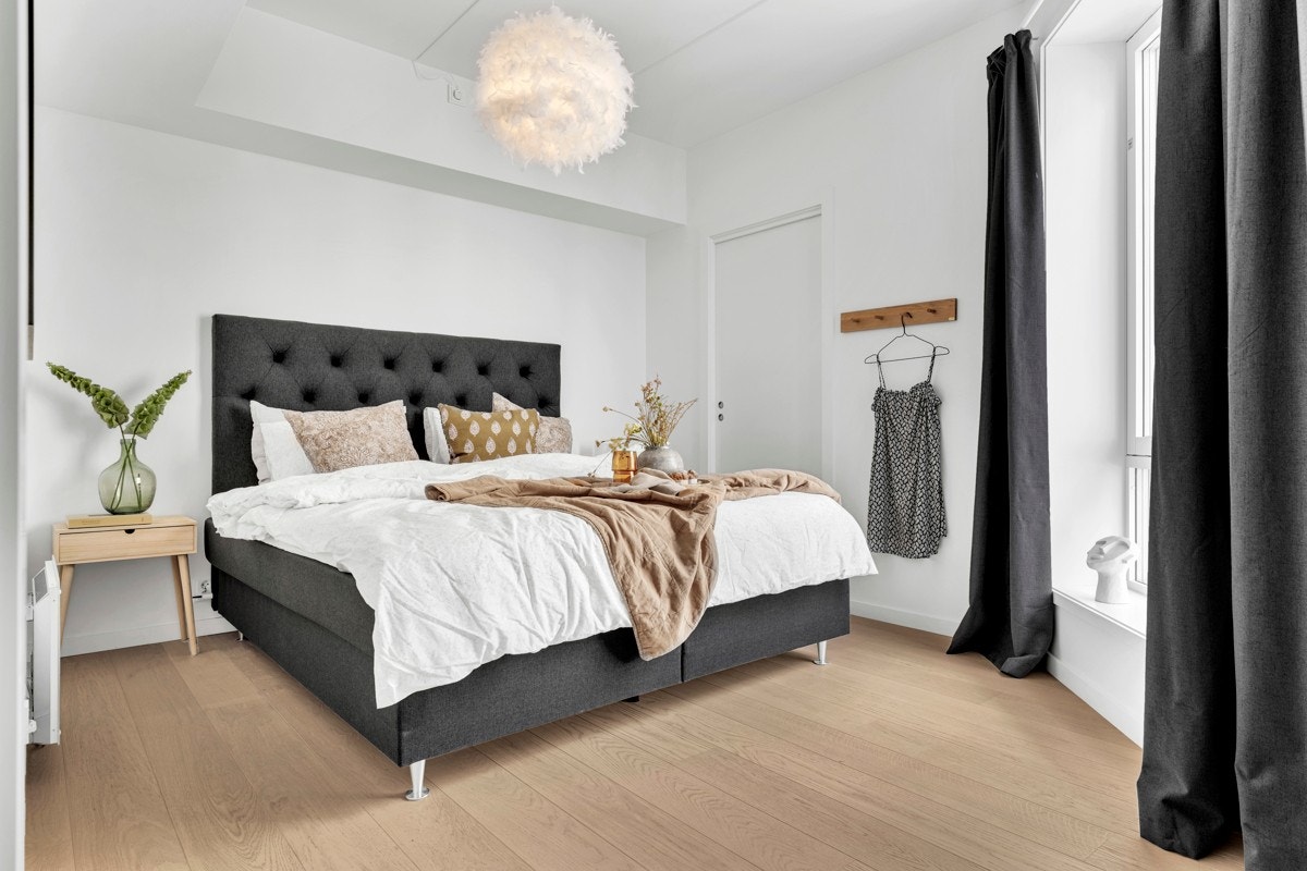 Romslig hovedsoverom med egen walk-in garderobe. Galleribilde