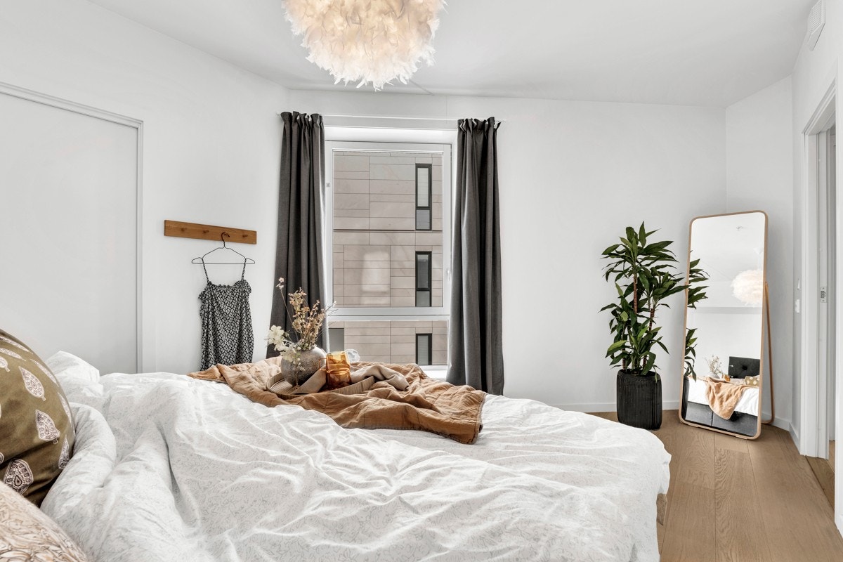 God plass til stor seng og tilhørende møblement. Galleribilde