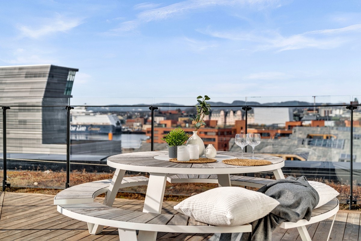 Flere soner for spising, soling, trening osv på takterrassen. Galleribilde