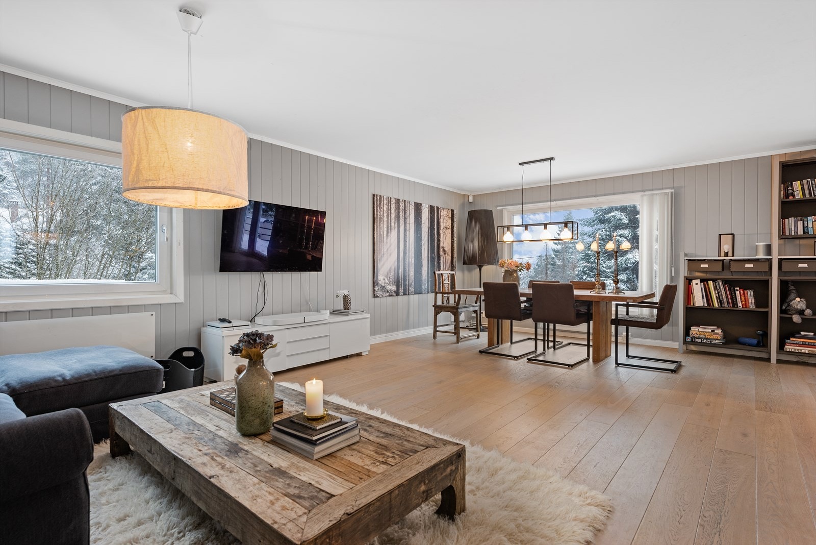 Flotte innredningsmuligheter, her er det fin plass til å samle venner og familie i godt lag. Galleribilde