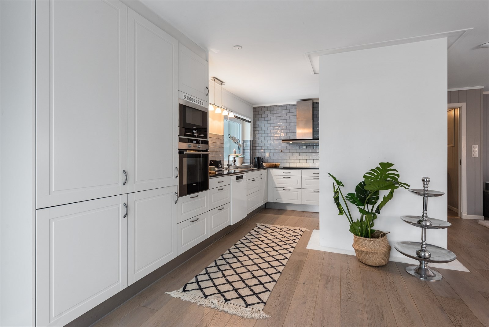 På kjøkkenet er det god plass til oppbevaring. Integrerte hvitevarer medfølger. Galleribilde