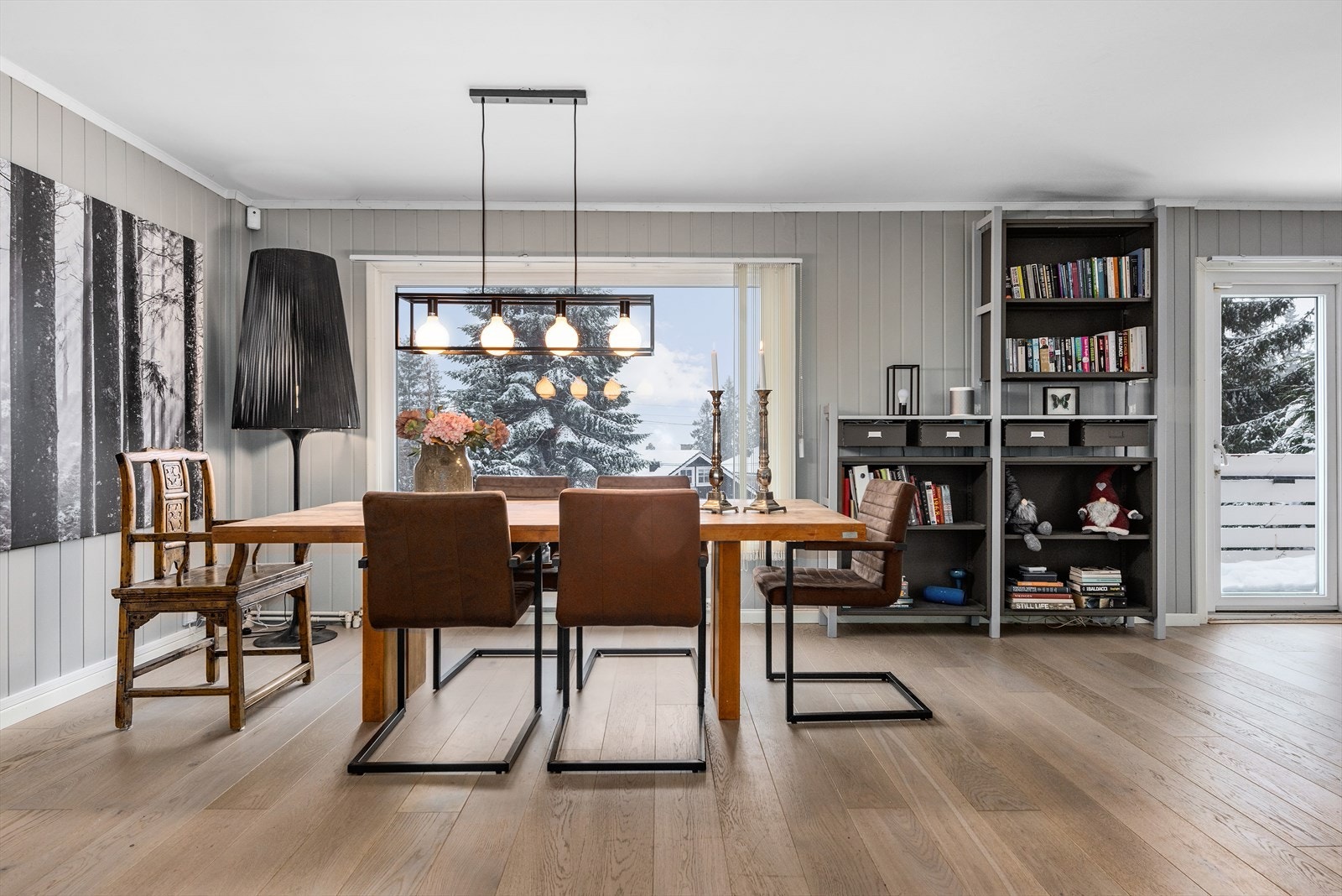 Stor, lys og luftig stue med fine rominndelinger. Galleribilde