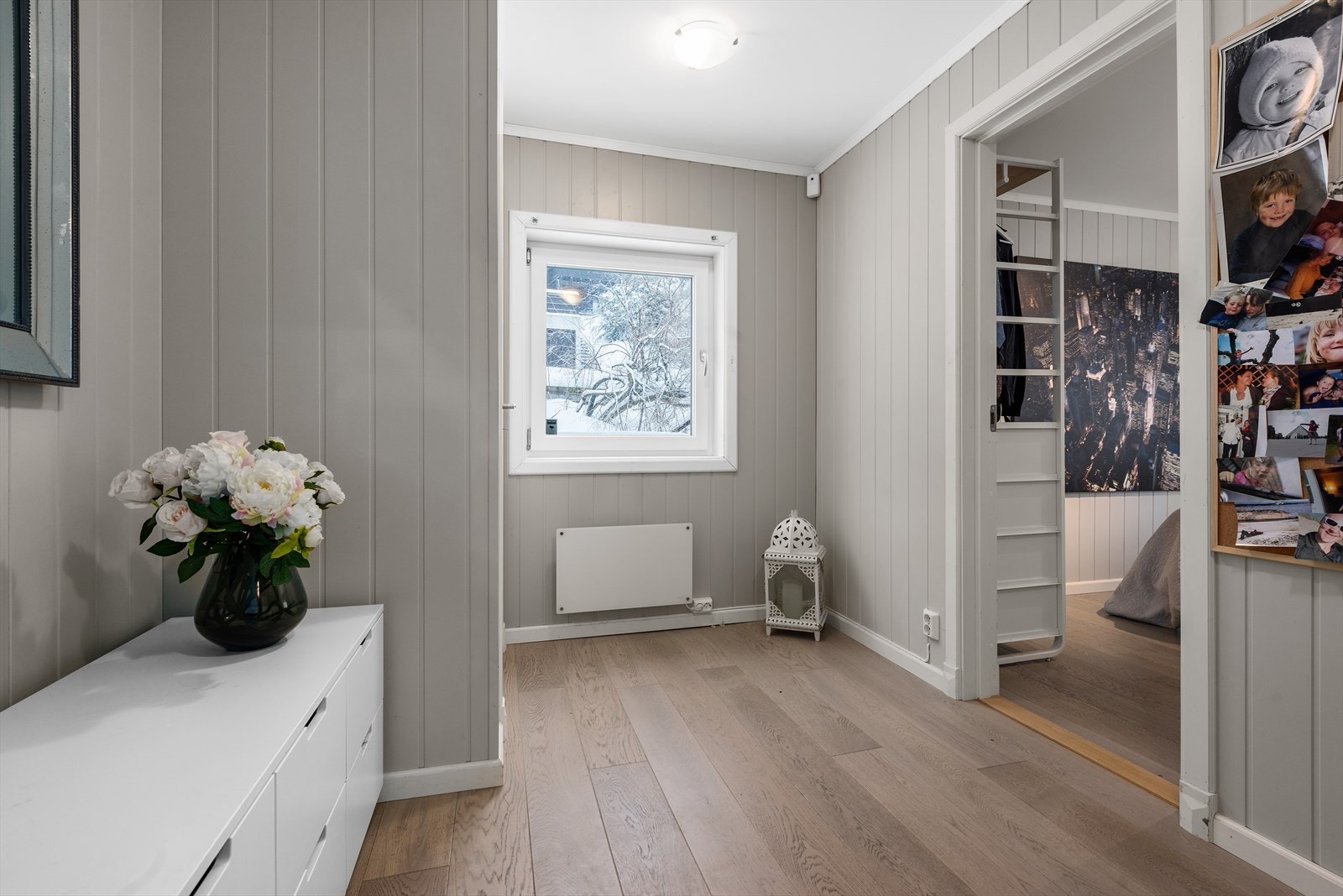 Gangen inn til 1 etasjen. til venstre går trappen ned til underetasjen. Galleribilde