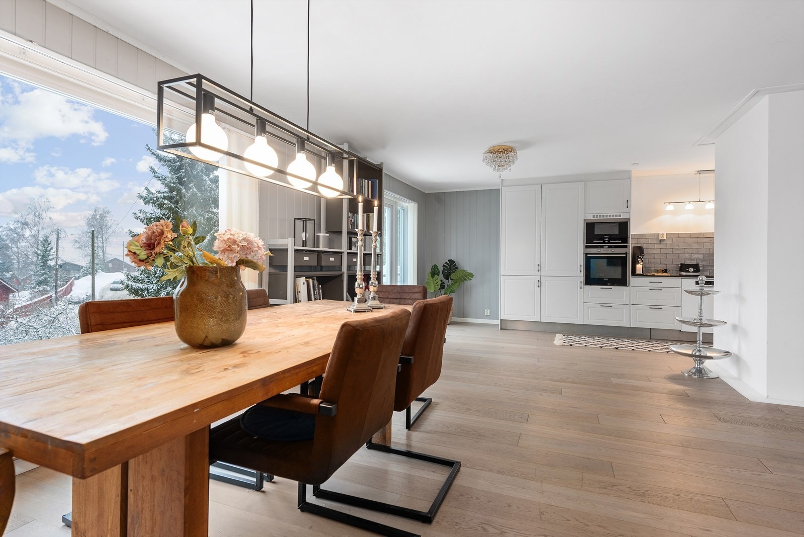 Store, flotte vindusflater som bringer inn mye fint lys. Galleribilde