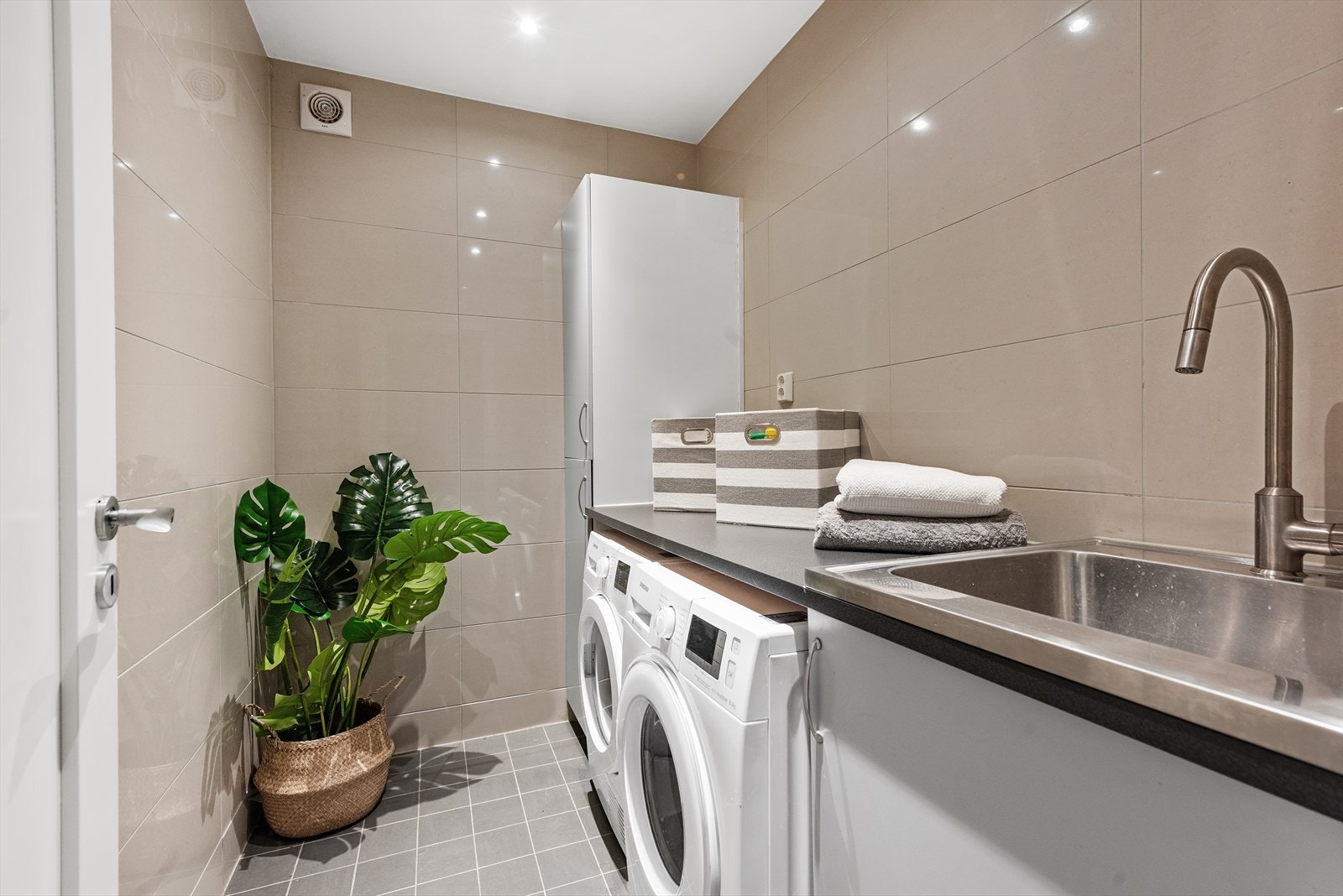 Praktisk flislagt vaskerom med varmekabler. Galleribilde