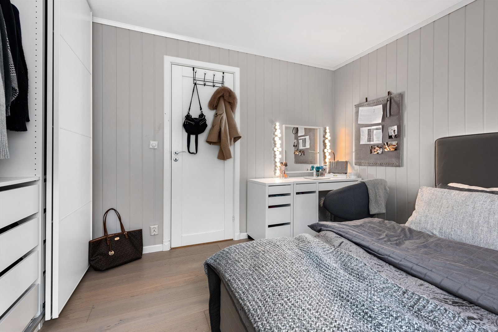 Soverom 1 med god plass til stor dobbeltseng og romslig garderobe. Galleribilde