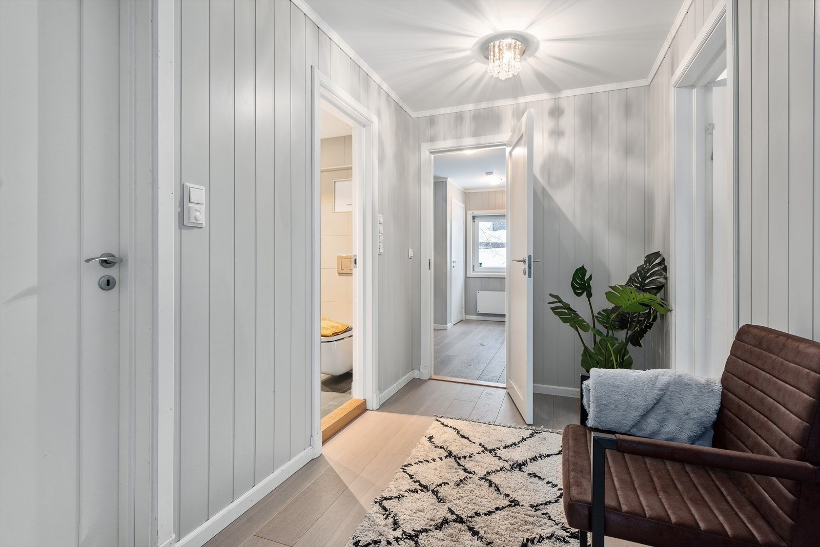 Mellomgangen. Galleribilde