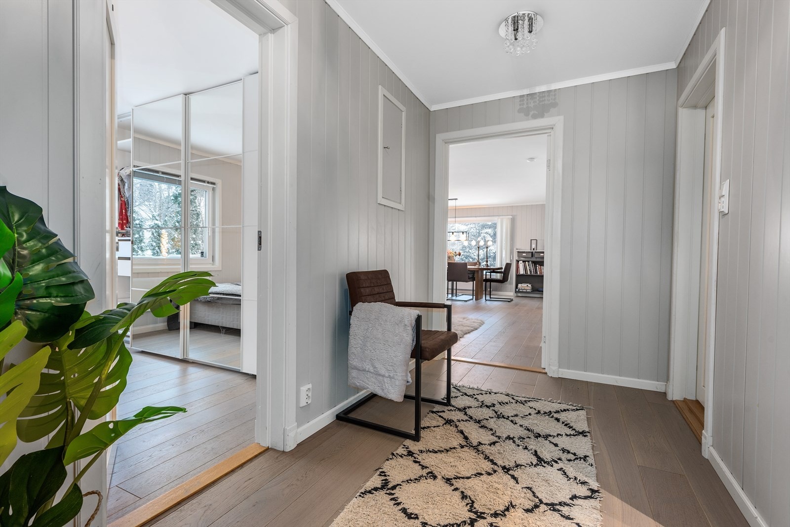 Mellomgang fra stuen/ kjøkkenet mot vaskerommet, badet og det ene soverommet. Galleribilde