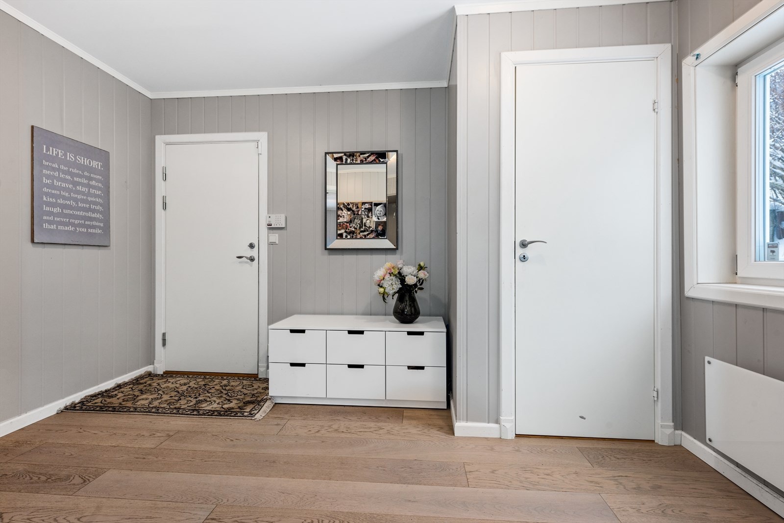 Døren til venstre er utgang, og døren til høyre er ned til underetasjen. Galleribilde