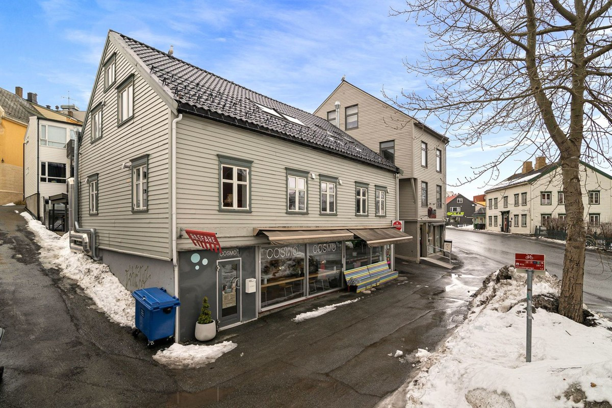 Umiddelbar nærhet til en rekke fasiliteter som restaurant, frisør, kafé m.v