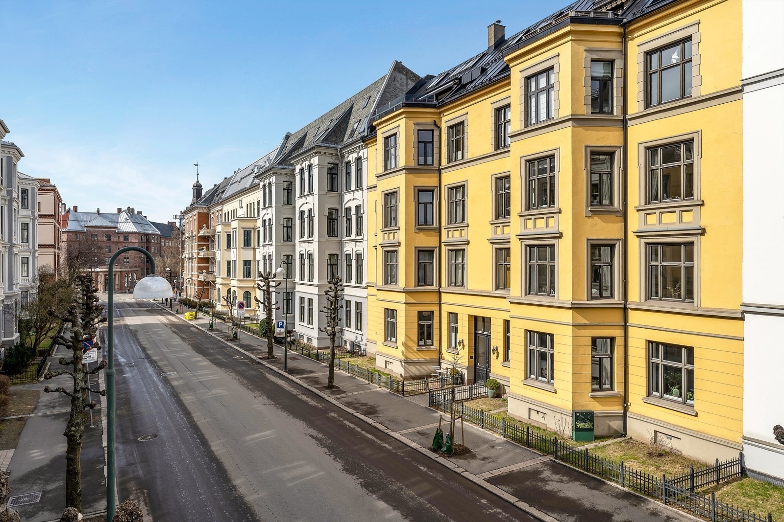 Sameiet består av 10 eierseksjoner og har felles opparbeidet bakgård for beboerne Galleribilde