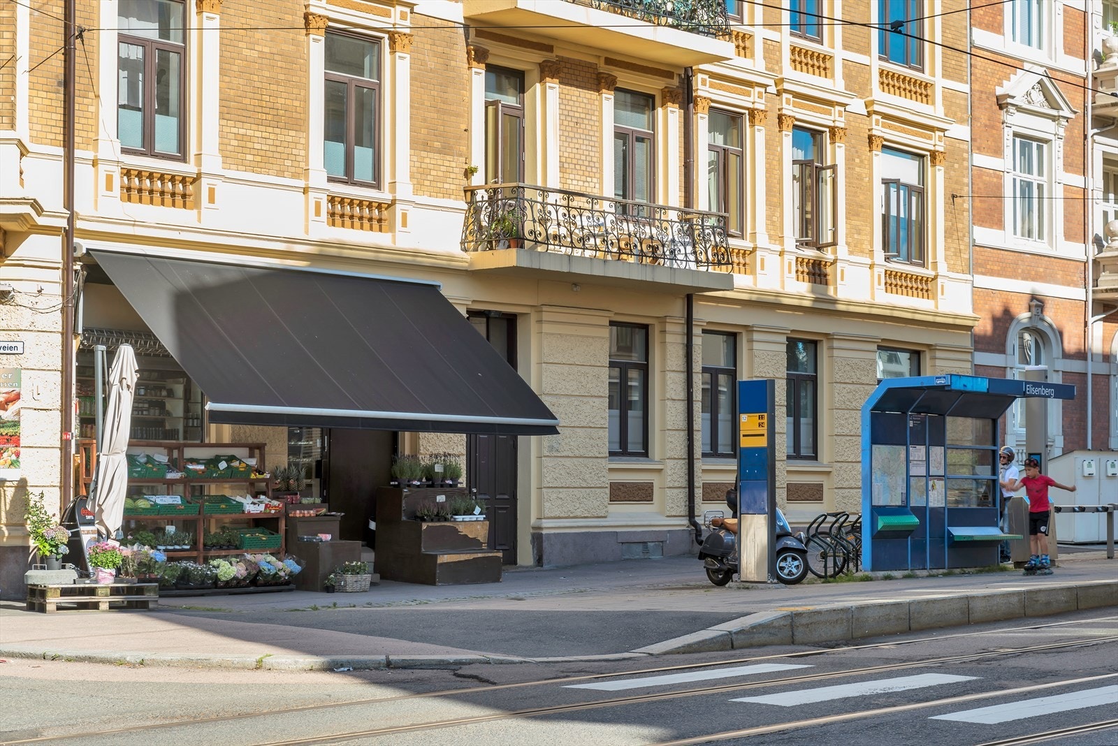 Fra leiligheten har du kort vei til Slottsparken, Uranienborgparken og Frognerparken. Galleribilde