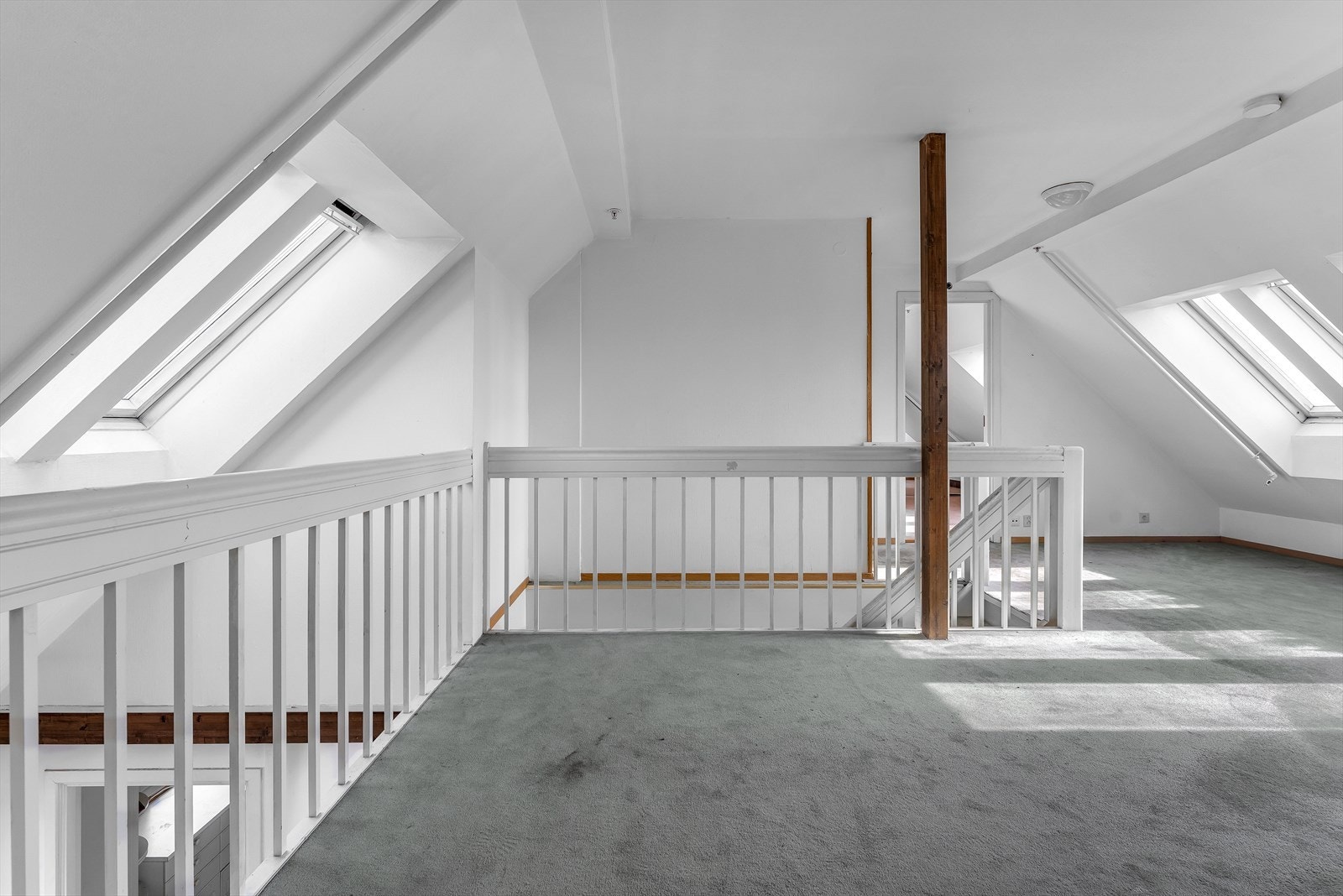 I andre plan; loftstue, bad, bod og 3 soverom Galleribilde