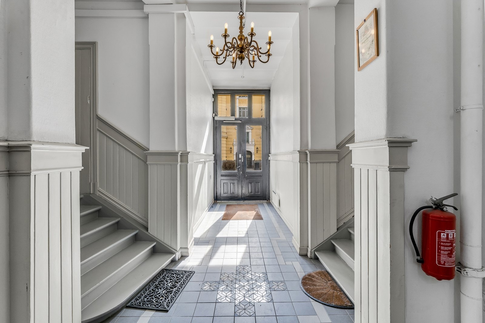 Adkomst til leiligheten er via felles trappeoppgang med heis. Galleribilde