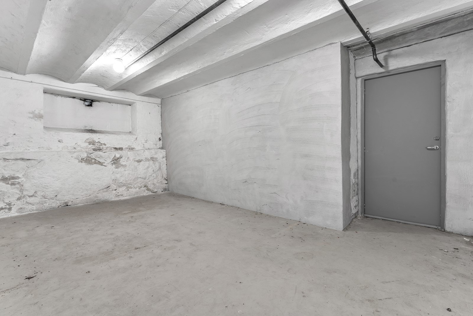 Leiligheten disponerer to boder i kjeller. Dette er boden på ca. 18,5 m2. Den andre boden er målt til ca. 9,5 m2 Galleribilde