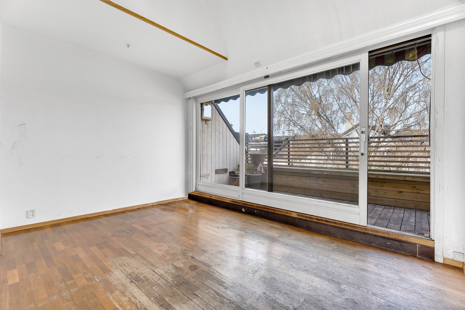 Gjennomgående leilighet med nordvestvendt terrasse i andre enden. 5 kvm med strålende kveldssol og hyggelig utsyn mot vest. Galleribilde