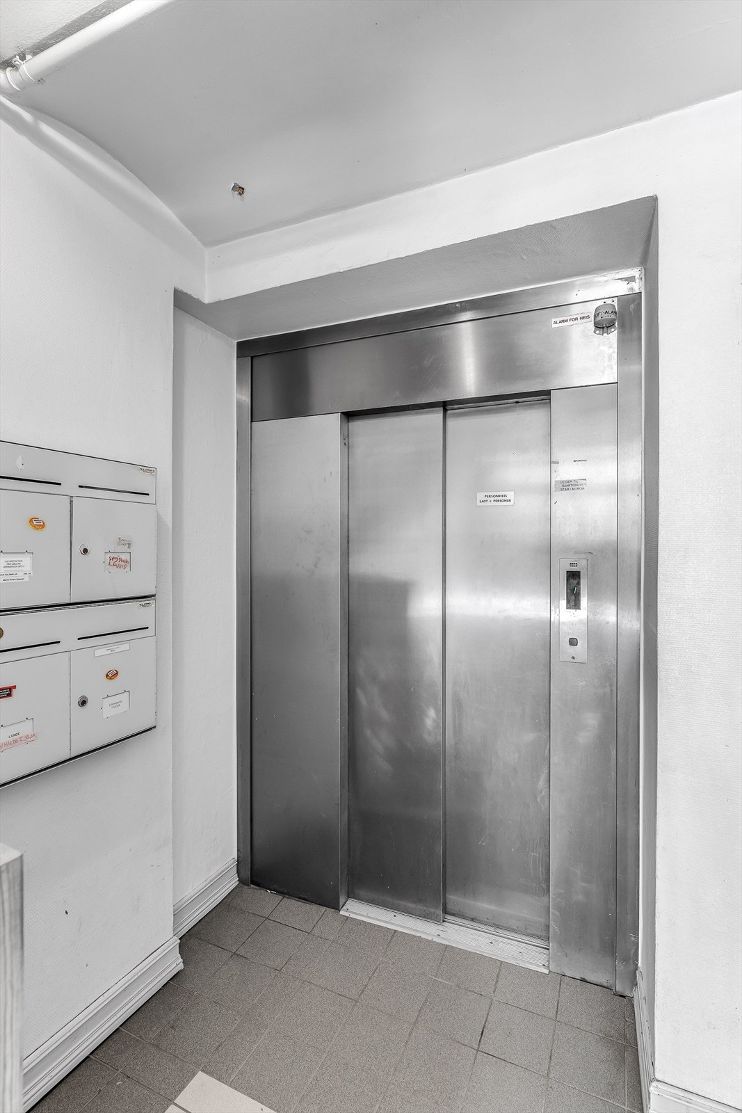 Heisen i bygården. Galleribilde