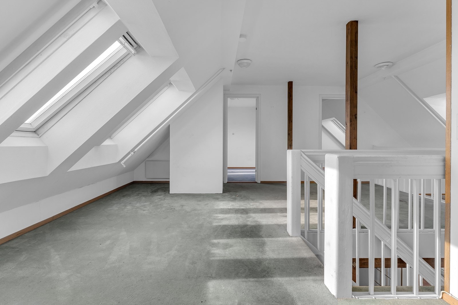 Praktisk loftstue med gode møbleringsmuligheter Galleribilde