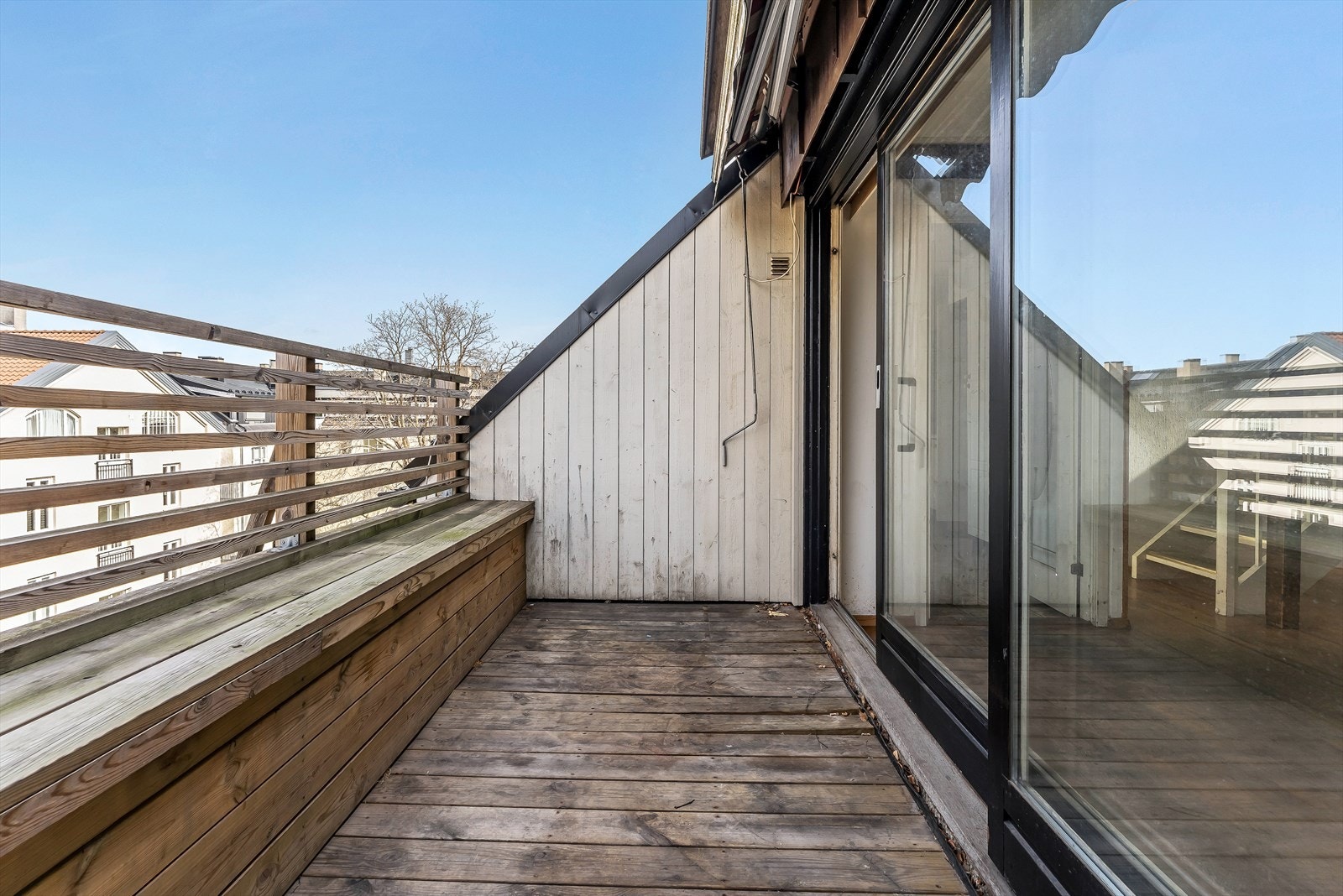 Den nordvestvendte terrassen ligger skjermet til mot pent opparbeidet bakgård Galleribilde