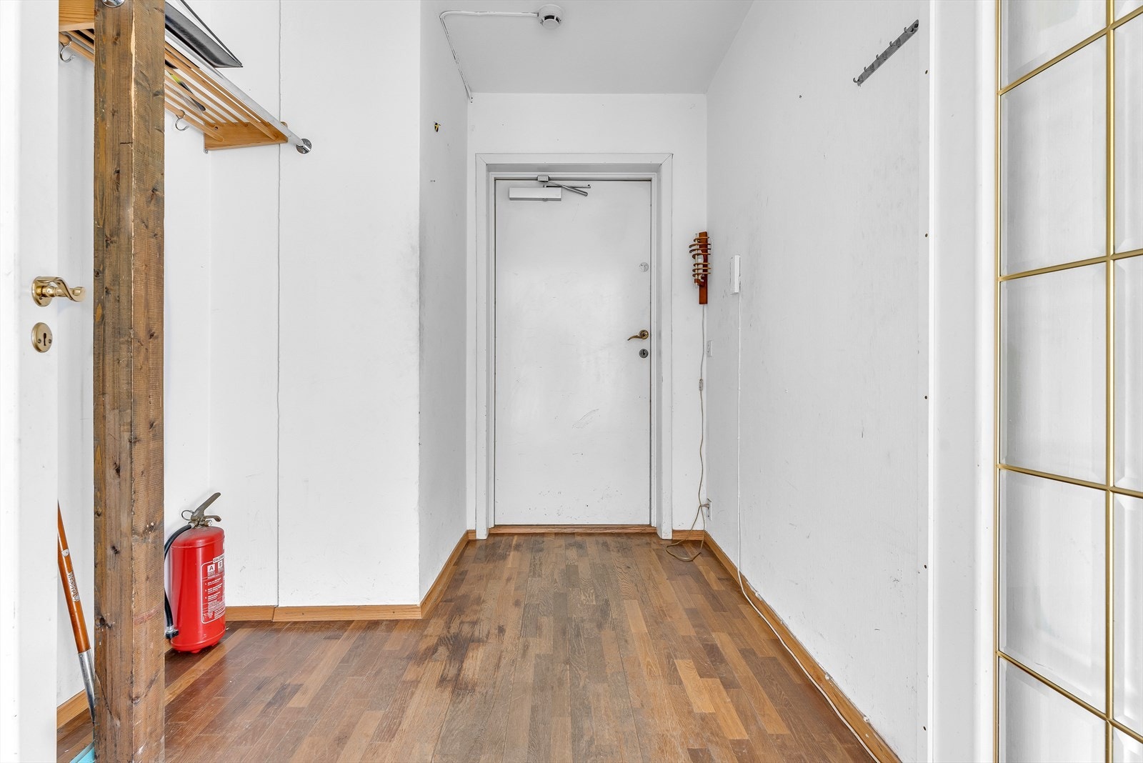 Entrè med plass til å henge fra seg yttertøy Galleribilde