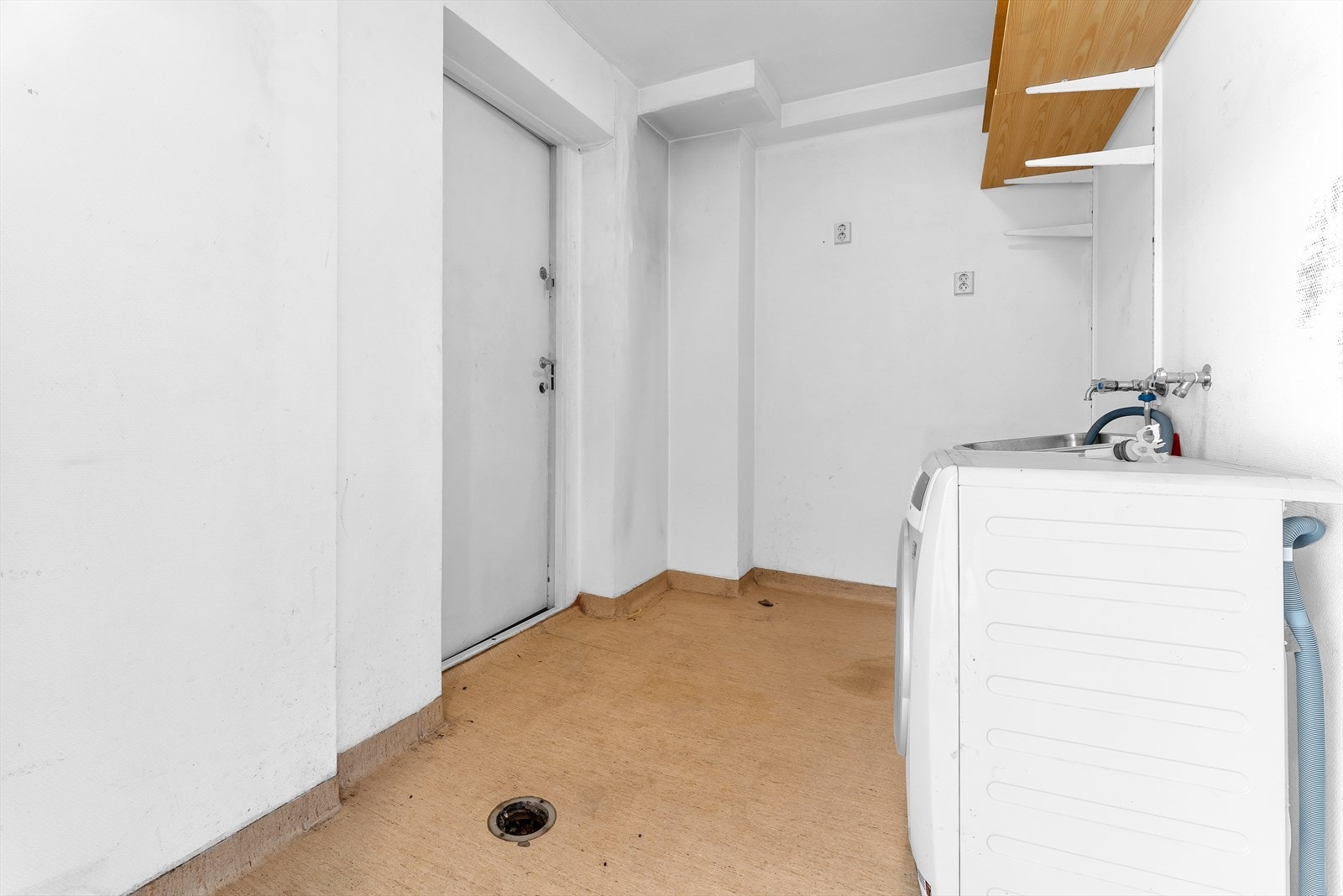 Vaskerom og utgang til baktrapp Galleribilde