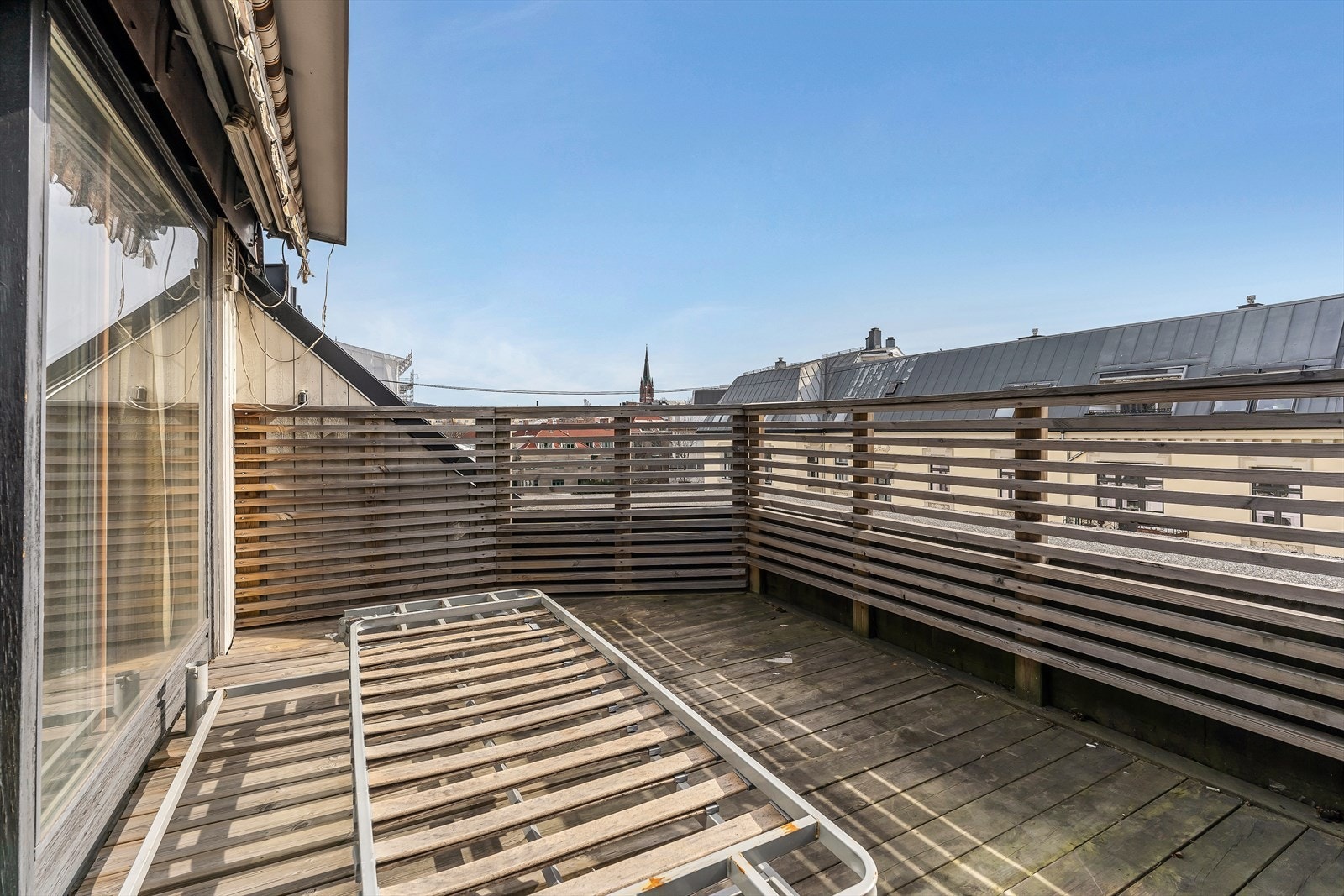 Sydøstvendt terrasse på 10 kvm. Flott utsyn og god formiddagssol Galleribilde