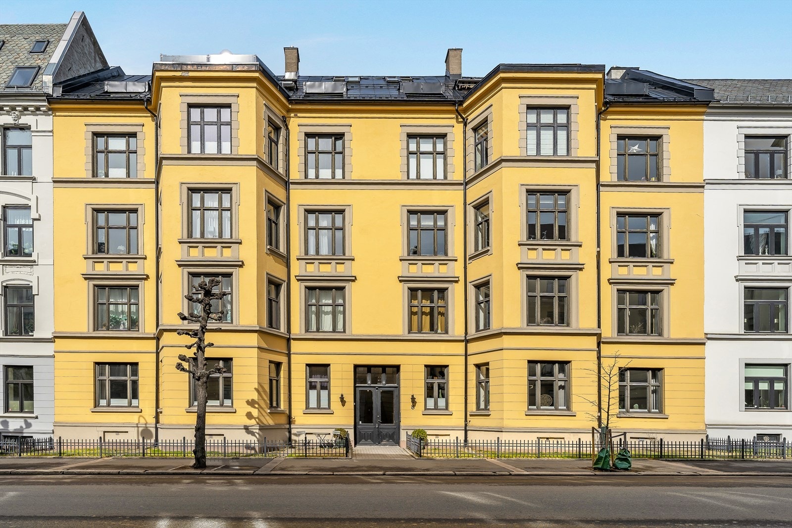 Leiligheten går over to plan og ligger i byggets 5. etasje Galleribilde