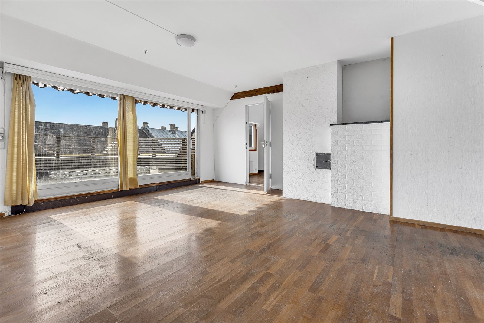 Det må påregnes omfattende oppussing. Innhold i første plan; stue, 2 soverom, bad, kjøkken, entré, bod, kott og 2 terrasser Galleribilde