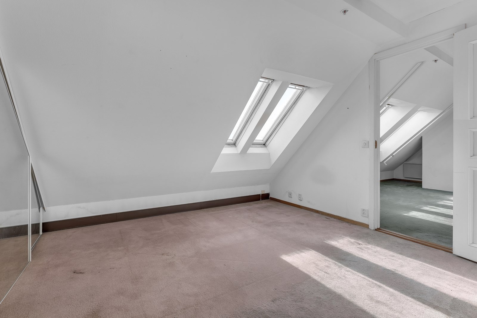 Soverom 5 med skyvedørsgarderobe. Vendt mot bakgård Galleribilde