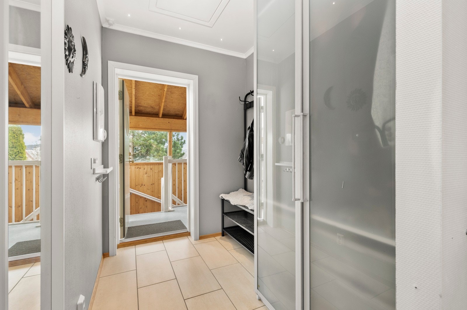 Leiligheten har en stor og praktisk entré, med god plass til garderobe. Luke opp til kryploft. Galleribilde