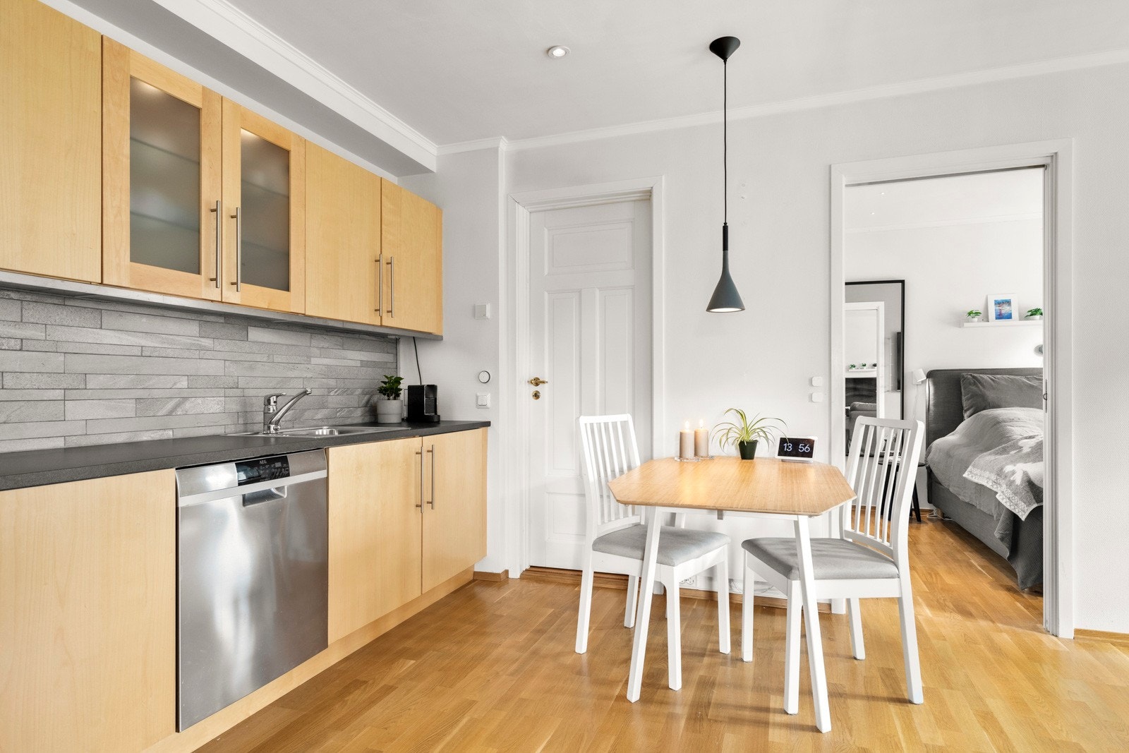 God plass til spisegruppe ved kjøkkenet. Galleribilde