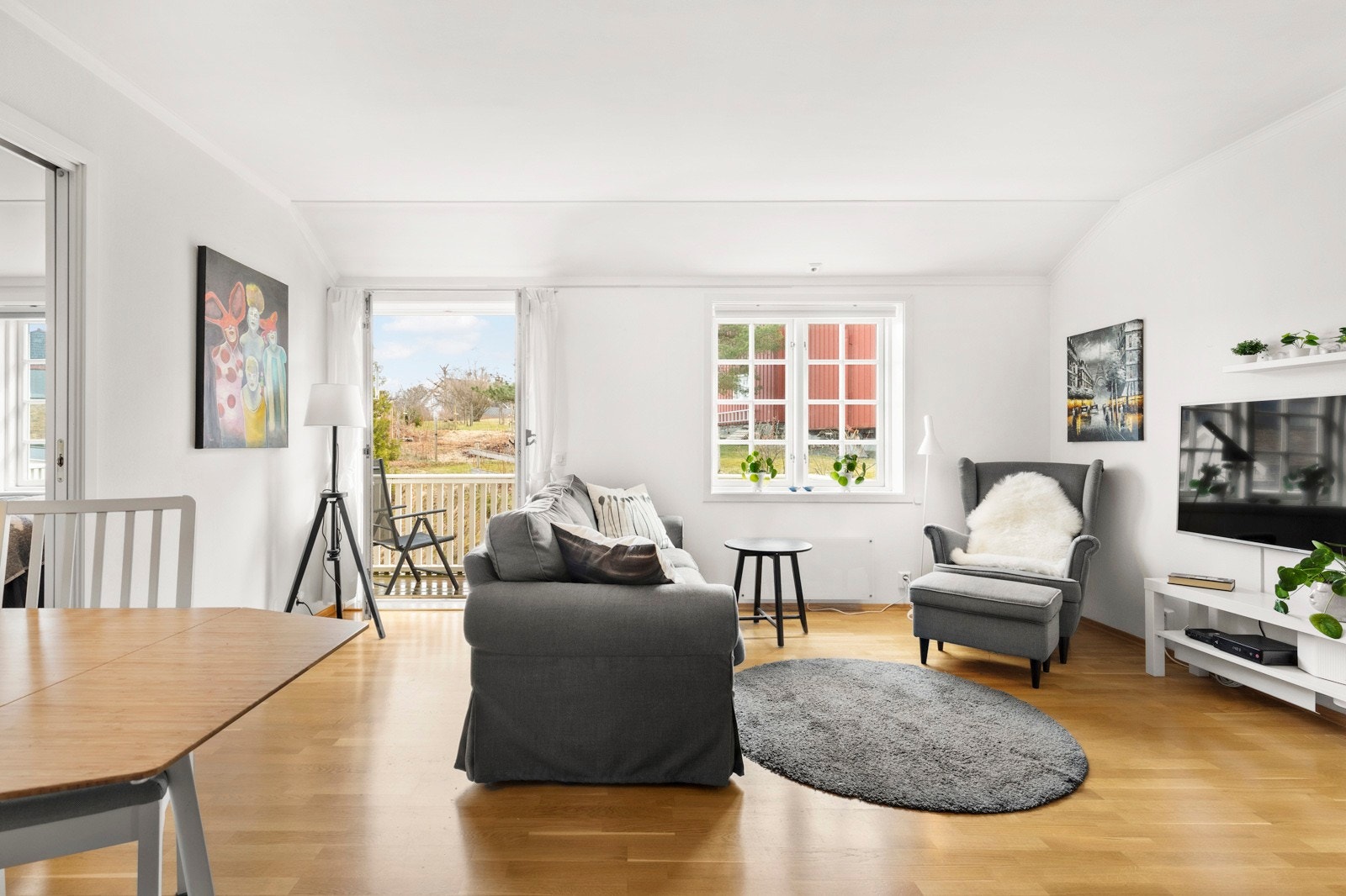 Leiligheten oppleves som lys og fin og har en jevnt over god standard. Vinduene og terrassedøren slipper inn rikelig med lys. Galleribilde