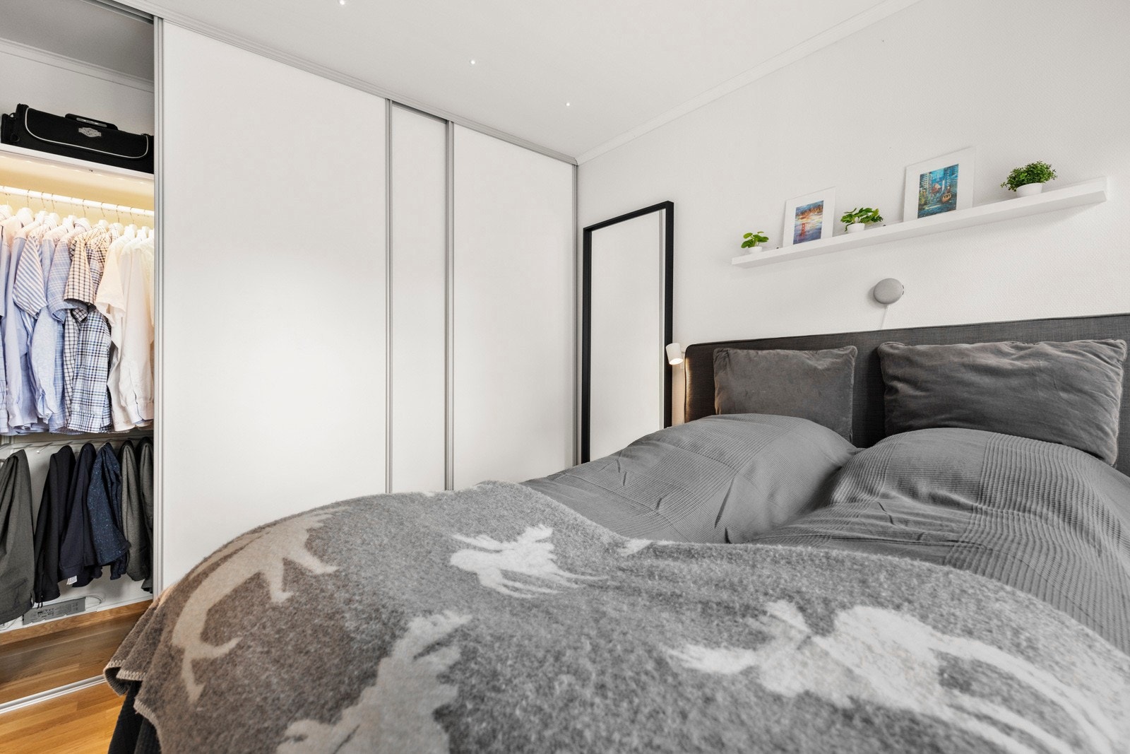 Hovedsoverommet har en stor og praktisk skyvedørsgarderobe. Galleribilde