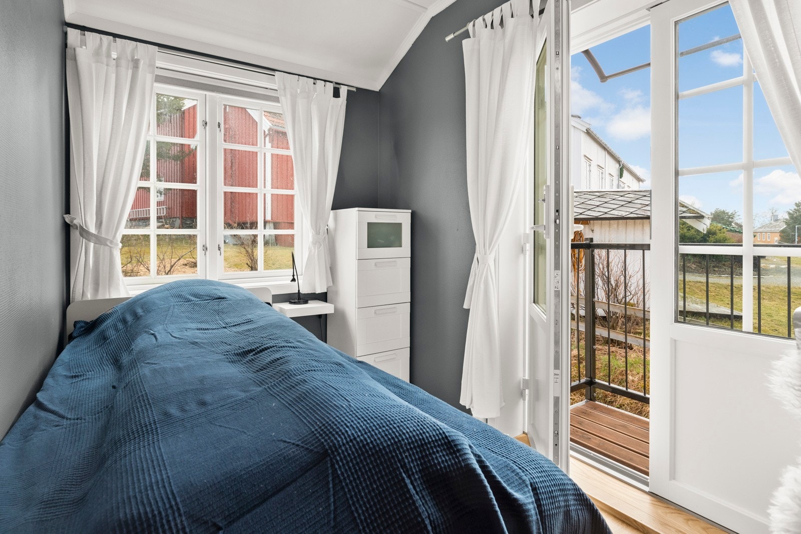 Soverommene ligger på hver sin side av stuen, med utgang til egen privat balkong etablert i 2020. Galleribilde