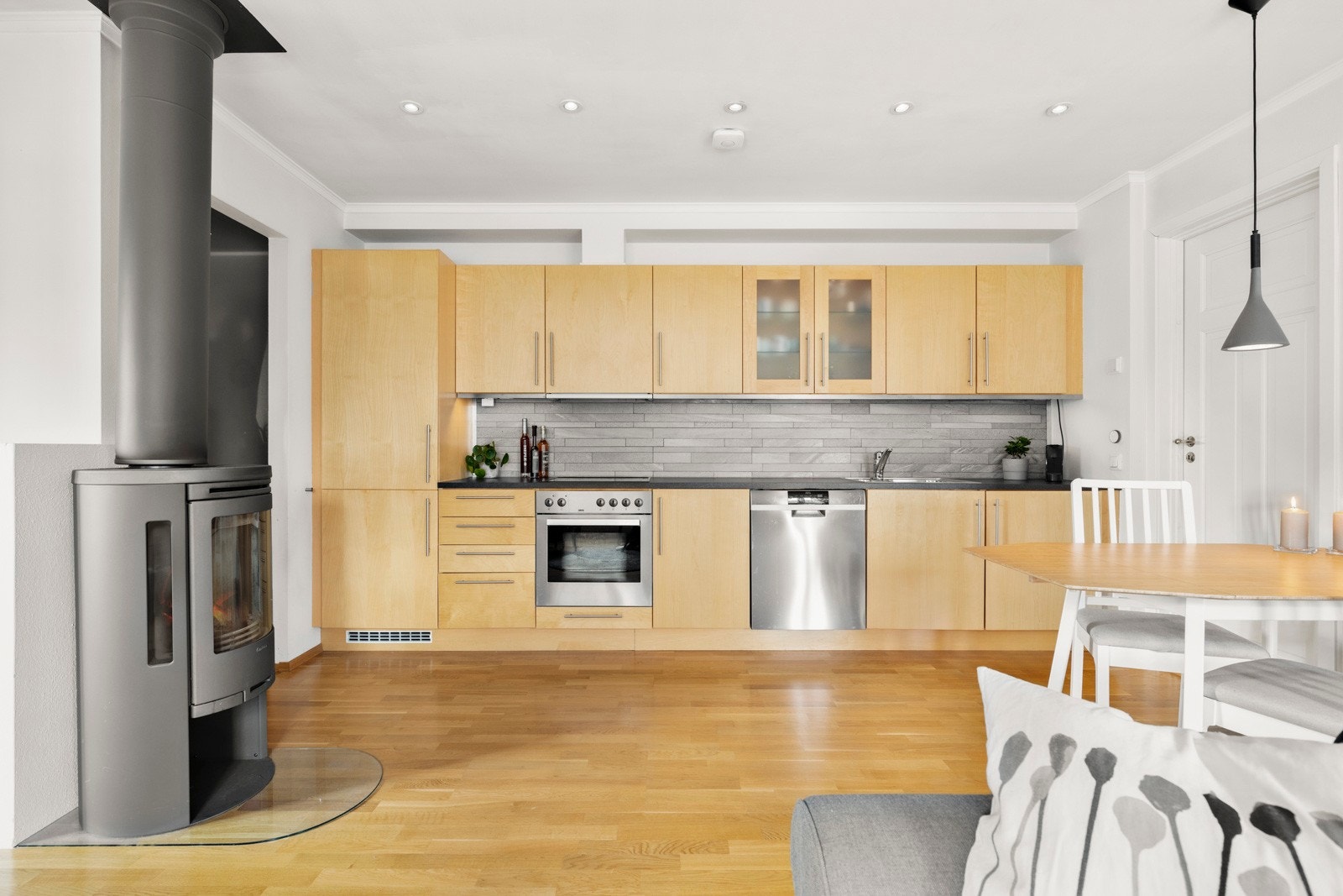 Flott kjøkken med integrerte hvitevarer. Godt med skapplass. Avtrekk over stekesone. Galleribilde