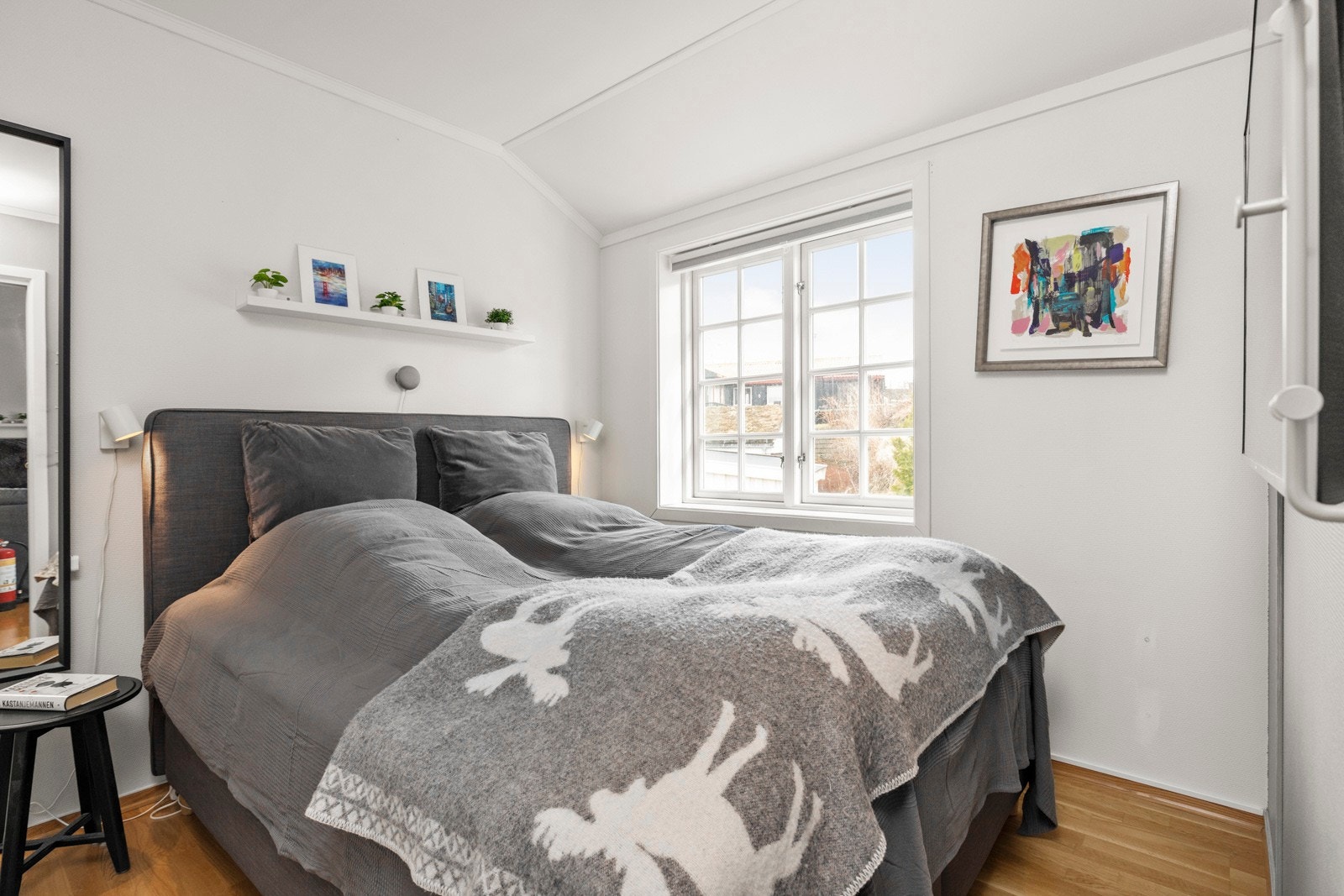 Romslig soverom med god plass til dobbeltseng. Galleribilde