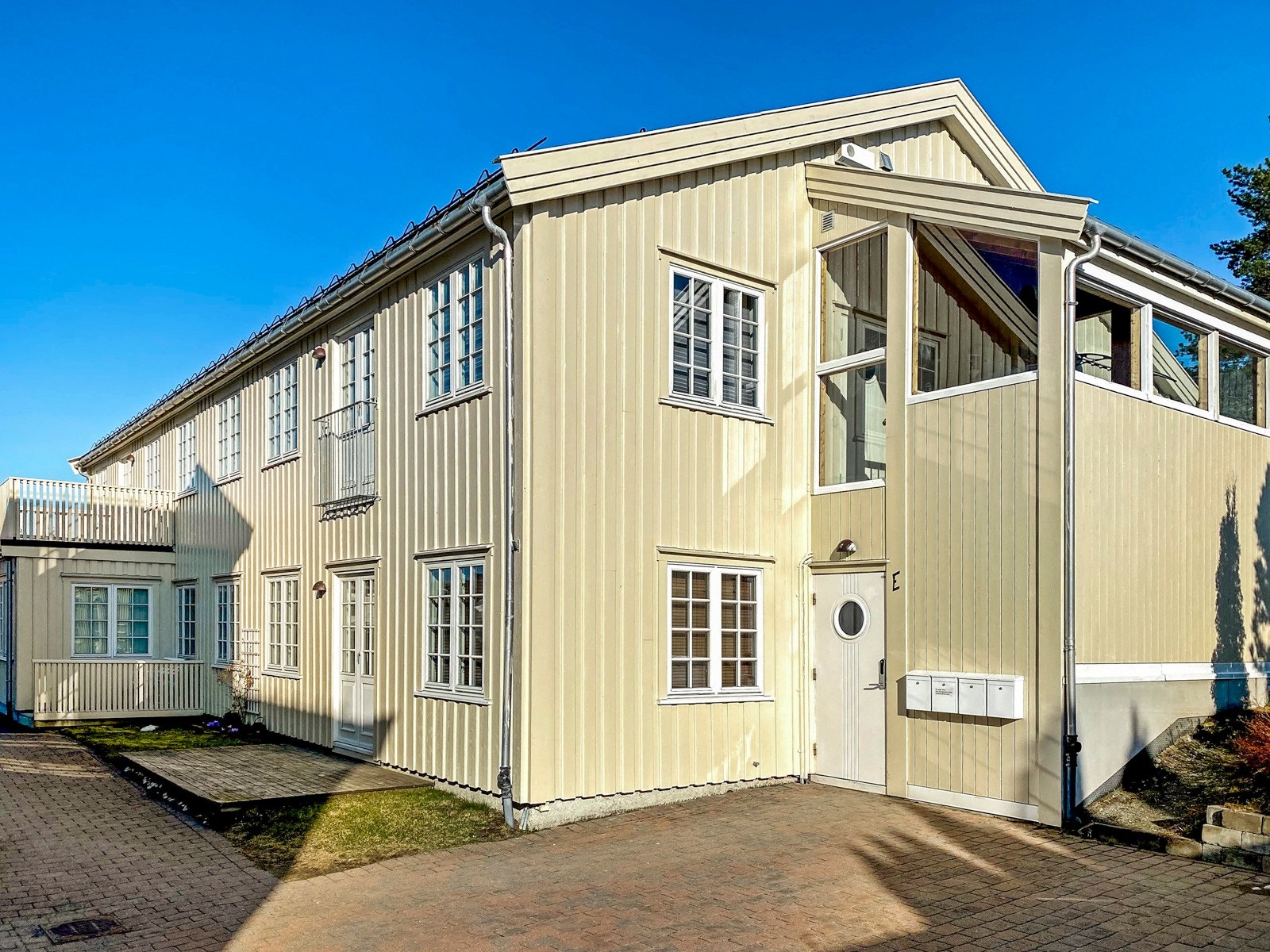 Fasade - Området karakteriseres som meget rolig og tilbaketrukket, dog med kort avstand til det meste av tilbud. Det kan herunder nevnes restauranter søndagsåpen dagligvare, store friarealer, Festningsparken, Nedre Elvehavn og sentrum. Galleribilde