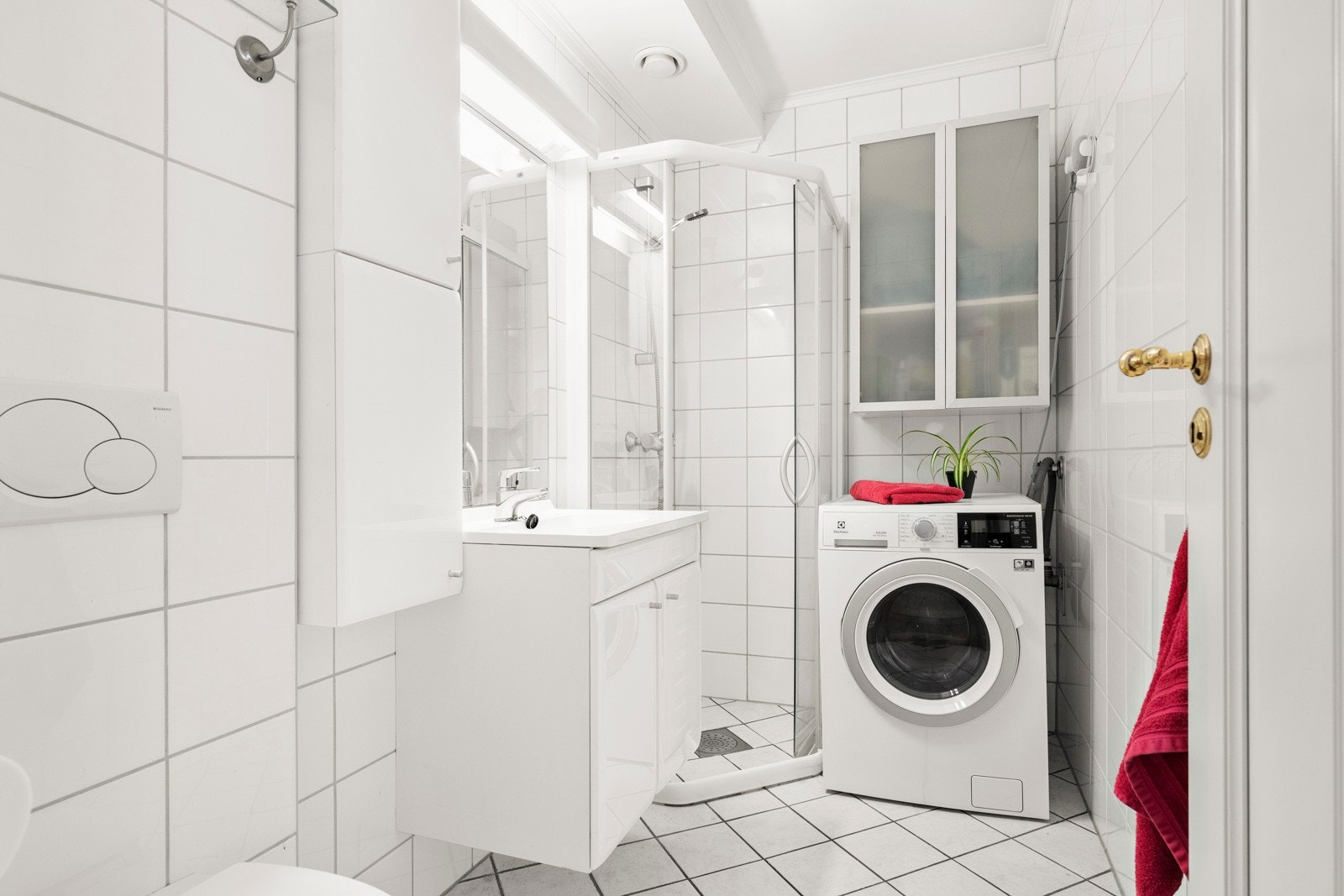 Flislagt bad med varmekabler i gulv. Praktisk vegghengt toalett og opplegg for vaskemaskin. Galleribilde