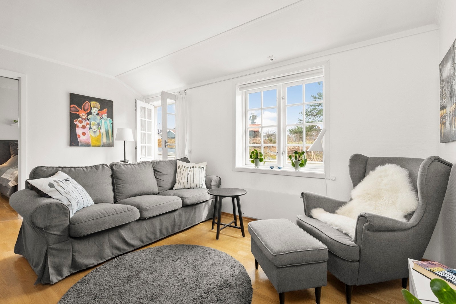 Romslig og gjennomlys stue med god atmosfære. Galleribilde