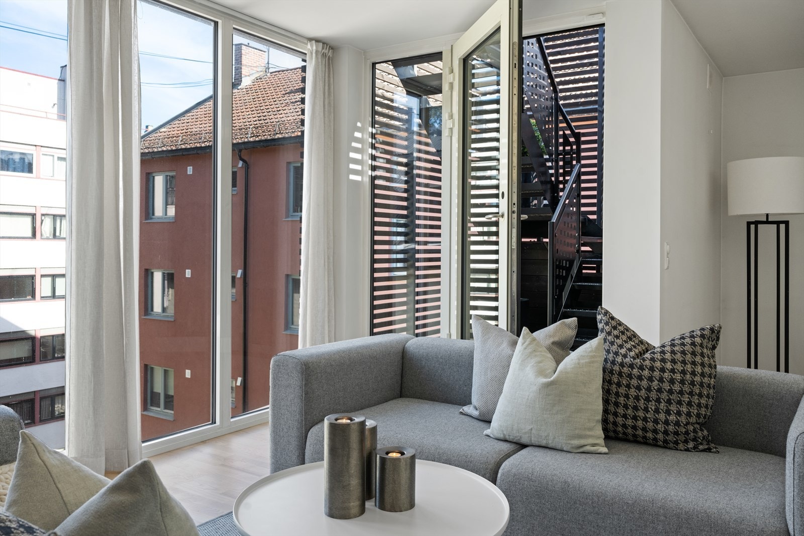 Trapp opp til takterrassen fra stuen Galleribilde