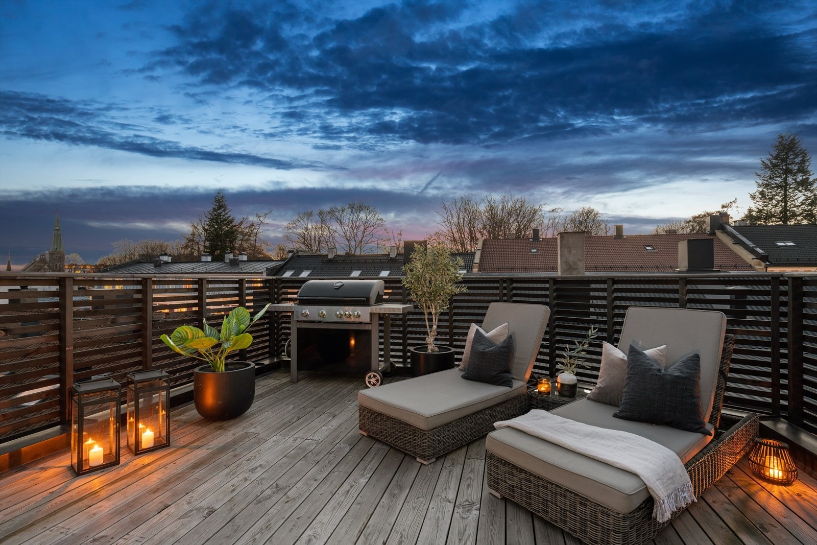 Stor, privat takterrasse på ca. 30 kvm med 360 graders panoramautsikt og fantastiske solforhold! Galleribilde