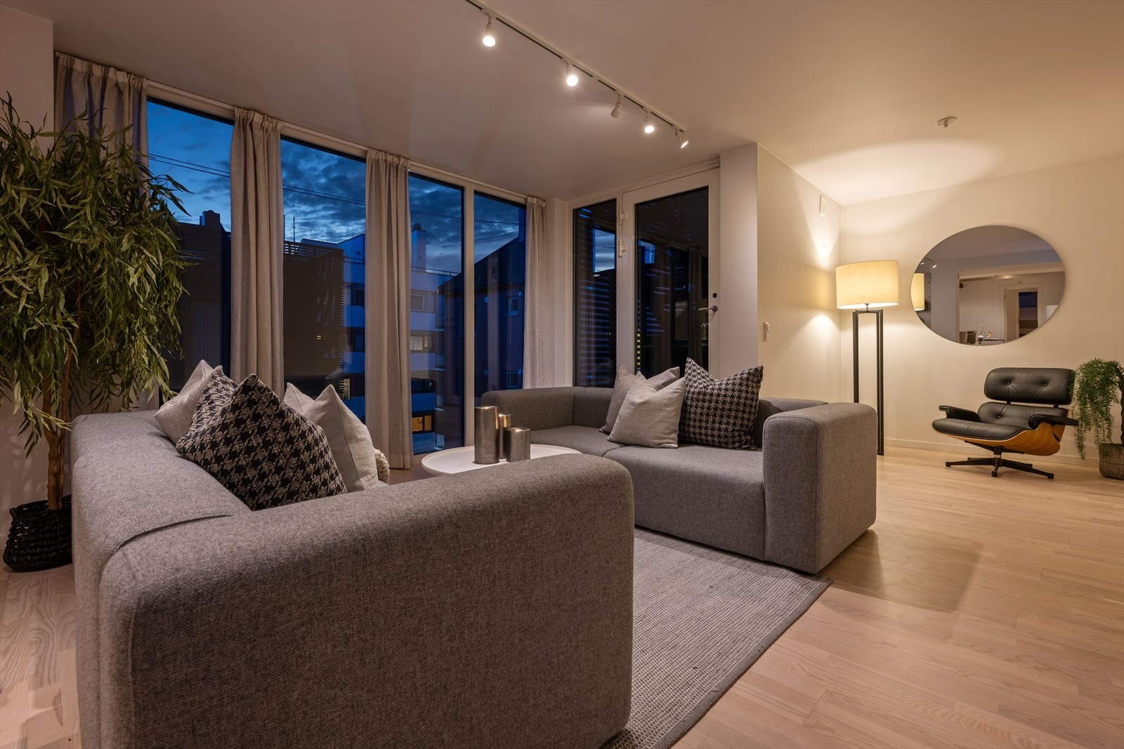 Lun stue mot stille bakgård med god atmosfære Galleribilde