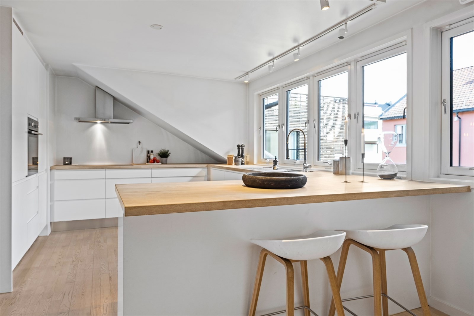 Stilrent og lyst kjøkken med god skap- og benkplass Galleribilde