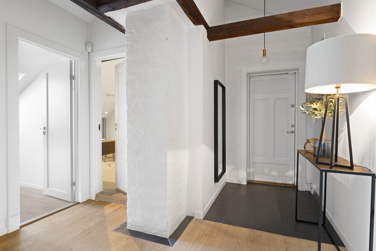 Nisje med klesskap i entré til å henge fra seg yttertøy Galleribilde