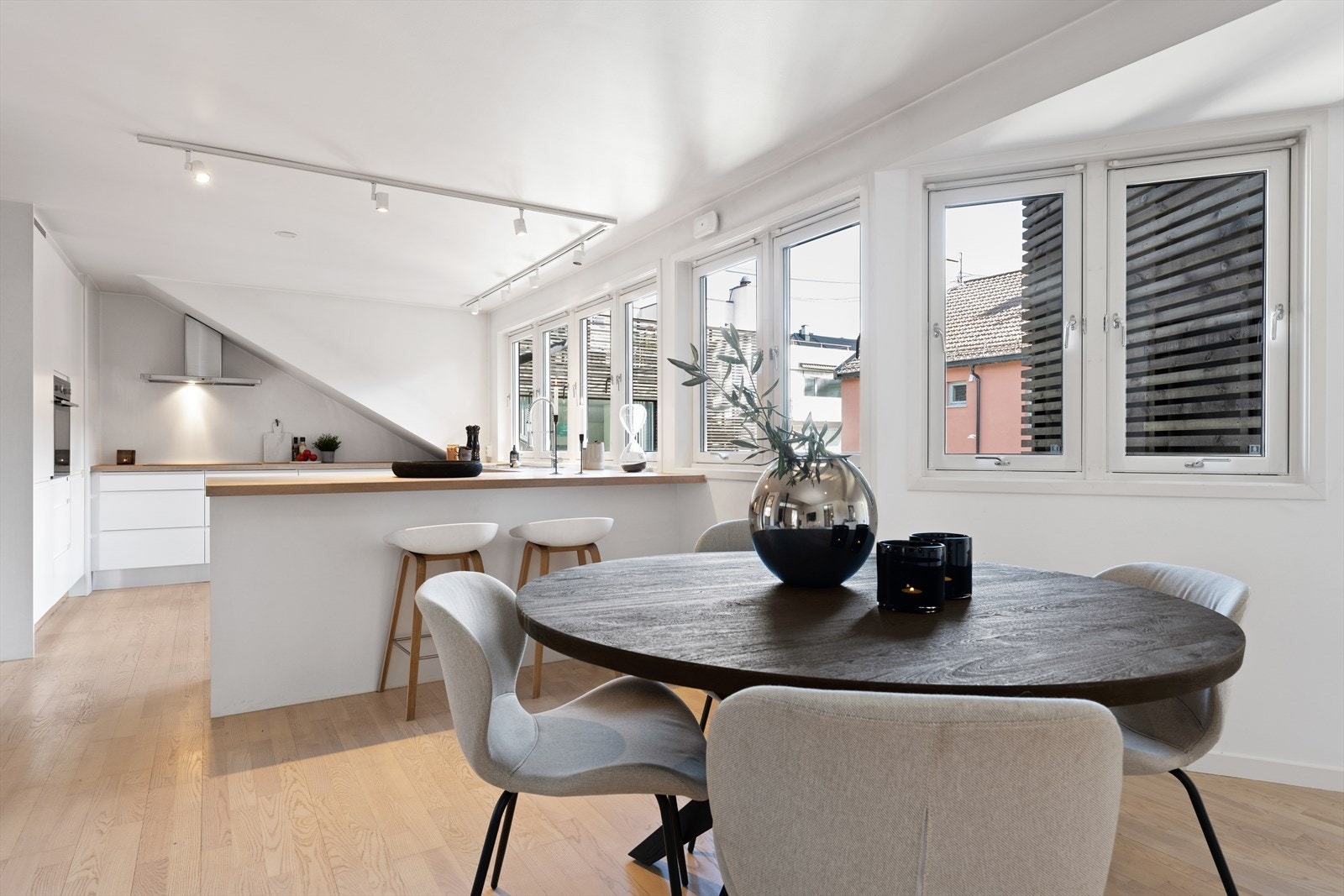 Sosial åpen stue- og kjøkkenløsning med god plass til spisestue Galleribilde