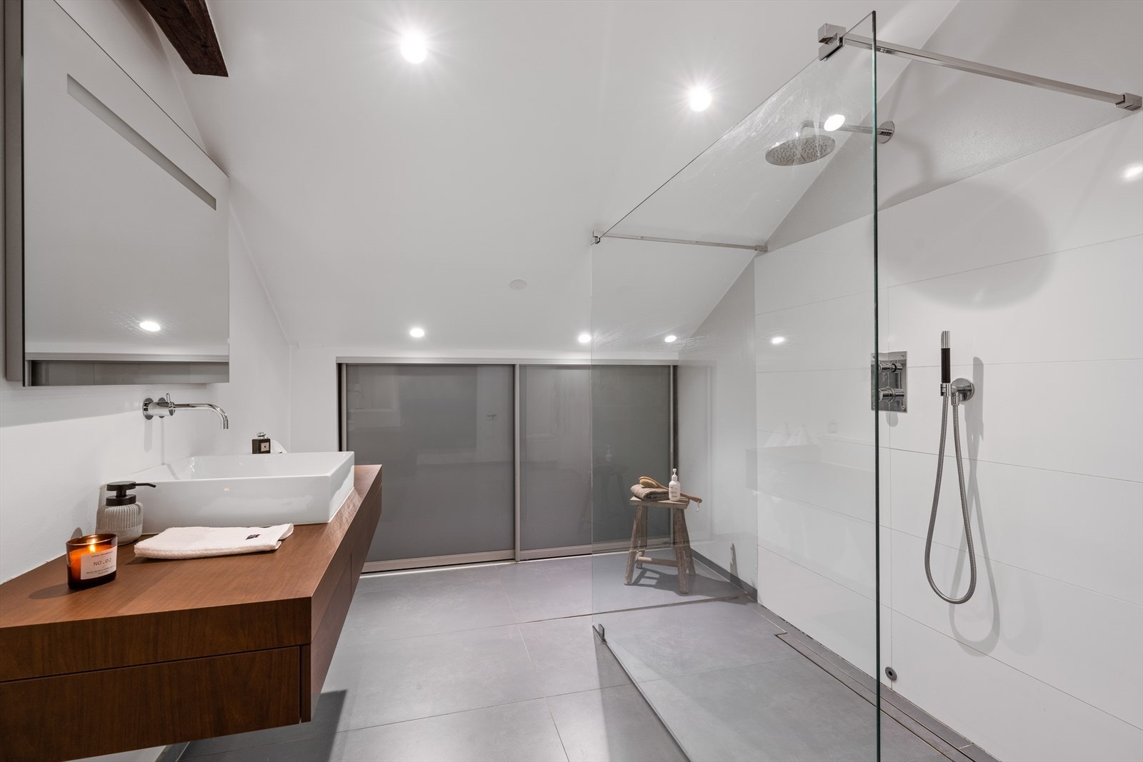 Romslig og lekkert flislagt baderom nyoppusset i 2016 Galleribilde